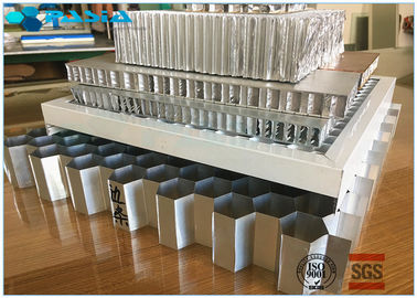 China Deformación anti de aluminio de la estructura de panal de la expulsión y resistente a los choques materiales proveedor